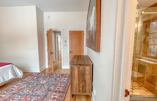 Stunning Luxury Ski-InSki-Out Home w Hot Tub - Foto 30