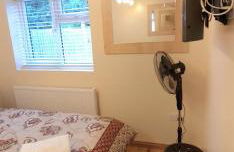 London Luxury 3 bedroom flat, 2 bathrooms, Living Room, free parking, 4 mins to station, garden - Foto 79