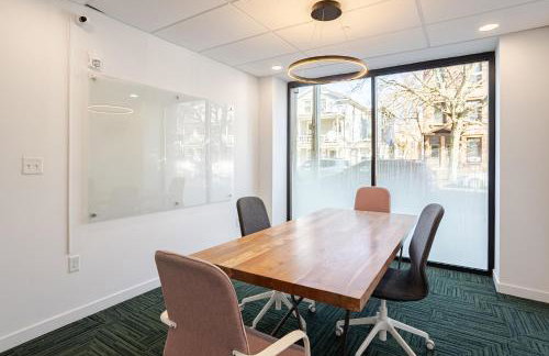 Modern & Spacious 2BR Apartment with Gym & Parking - Photo 34