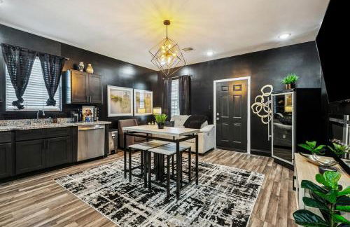 Spacious 10BR NOLA Home, Perfect for Groups, King bed - Foto 12