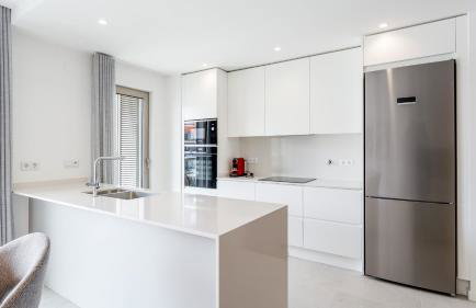 Modern 2BR w Rooftop Pool & Parking by LovelyStay - Foto 19