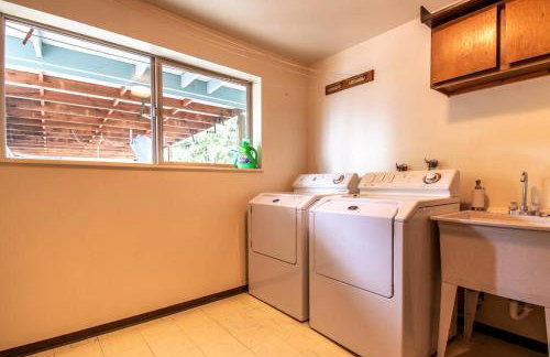 Basement Apartment w/ Hot Tub & Bombshelter! - Foto 7