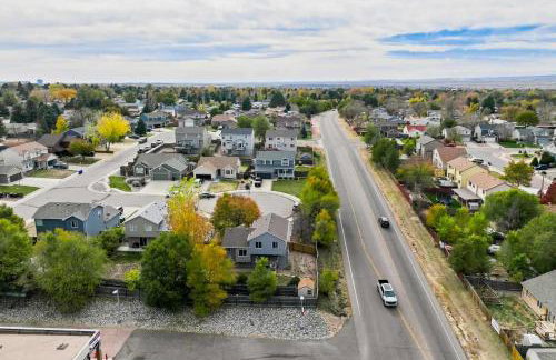 4BR w Fireplace Backyard BBQ near Peterson AFB - Foto 47