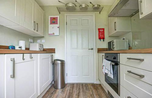 Lowndes House - Close to City Centre - Garden, Free Parking and Smart TV by Yoko Property - Foto 11