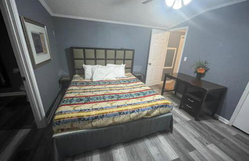 Cozy 3BR cabin with AC and Wi-Fi Fully Fenced - Photo 6