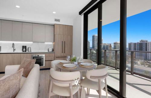 Chic 2BR Apartment Gym & Balcony Views - Foto 13