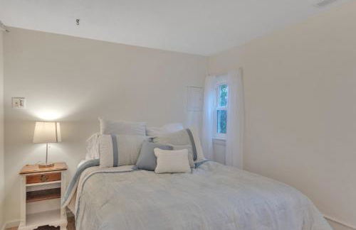 Amazing Lakefront Retreat On Long Lake! 2 Bedroom Home by RedAwning - Foto 24