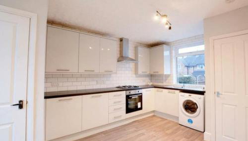 House - Sleeps 4-6 - Parking - Pet friendly - Foto 4, furniture, stove