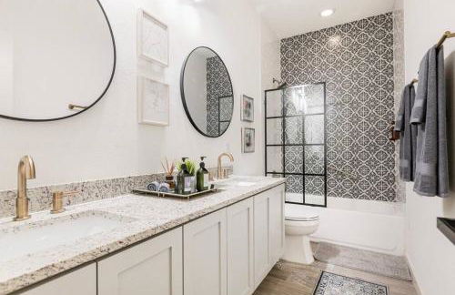 3BR Modern, Gated Home w FreePking, BBQ, Firepit, Mins to Downtown - Foto 21