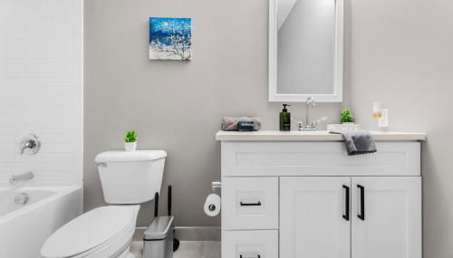 Modern 1 Bedroom Apartment with 2 TVs Fast WiFi and Free Parking - Foto 5, towels, Shower