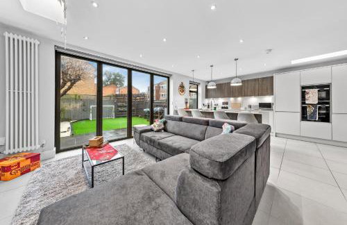 The Lumos House - 4 Bed Home w Parking near Harry Potter Studios - Foto 5