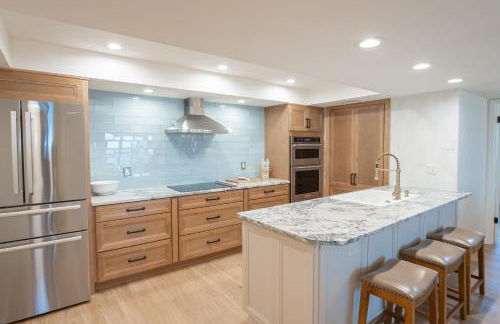 Luxury direct oceanfront corner with a large private balcony, heated pool and garage - Photo 27