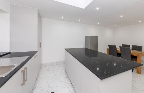 Charming Modern Home in Central Wokingham - Pass the Keys - Foto 22