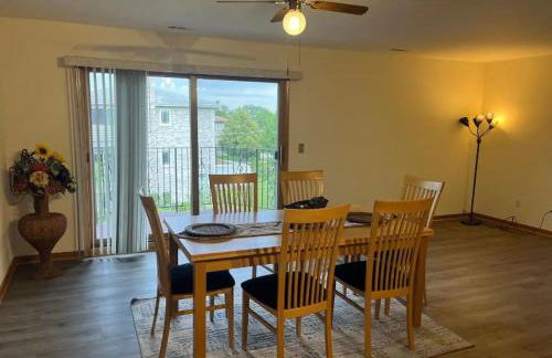 3BR-2BA Deluxe Apartment with Fireplace and Balcony - Foto 16