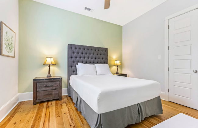 Chic 4 BR Condo - Large Pool - Perfect Location - Photo 6