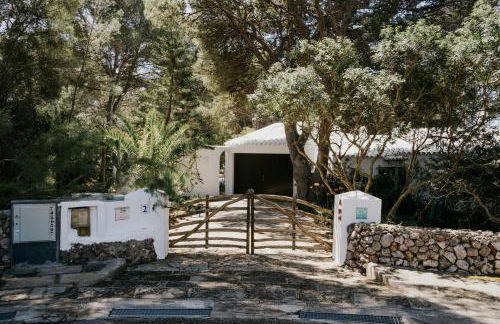 Villa en Cala Morell con piscina privada en el bosque - Foto 32