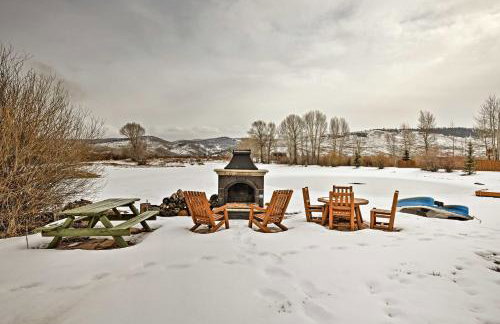 Fish, Hike and Ski Riverfront Granby Cabin! - Foto 33