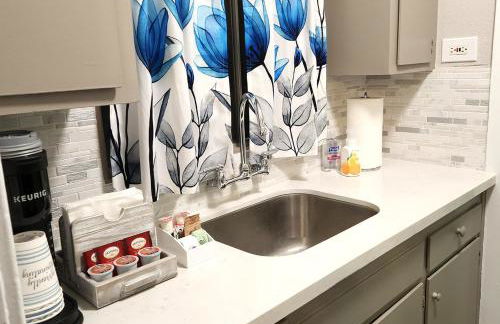 Beautiful Guesthouse, Sleeps 4 - Kitchen, Private Laundry, AC, Parking, 65' TV, Close to Stores, Restaurants & Beach - Foto 5