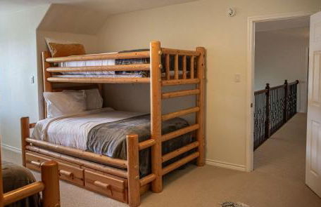 Lakefront 6BR Retreat w Dock & Game Room - Foto 15