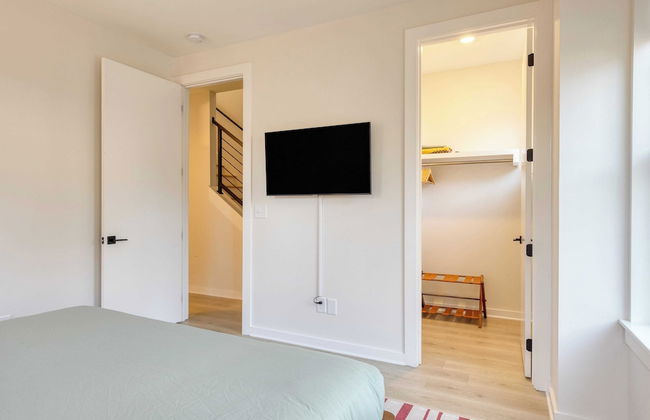 The Stage by Avantstay Chic 4bdr w/ Covered Balcony Modern + Newly Built - Photo 25