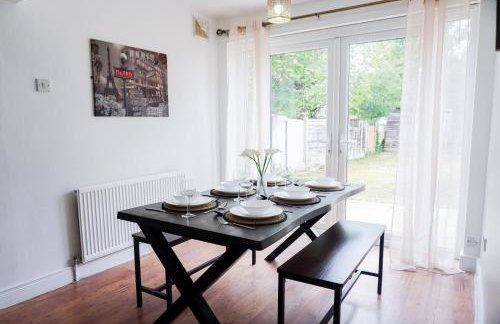 Spacious 3BR Weekend Getaway Home Near Etihad and Coop Live - Free Parking! - Foto 8