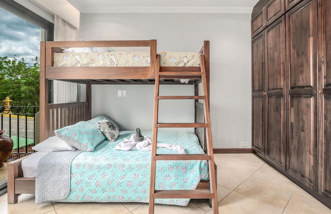 Elegant Oceanview Condo with Spacious Open-Concept Floor Plan and Inviting Beach Design - Foto 2