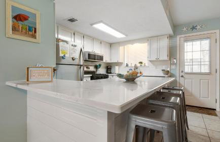 Beach access close to Walmart, Bowling,skating and Game room - Photo 22