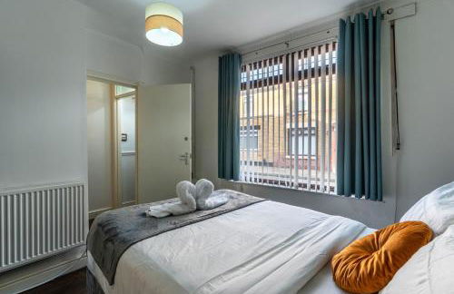 "Furnished Rentals Direct" DominionHouse cul-de-sac Home for 6 people in Anfield near LFC, Goodison Park, Free Street Parking, Suits Travellers, contractors and Family, Near Football action and 10 minutes drive to Liverpool City Centre - Foto 2