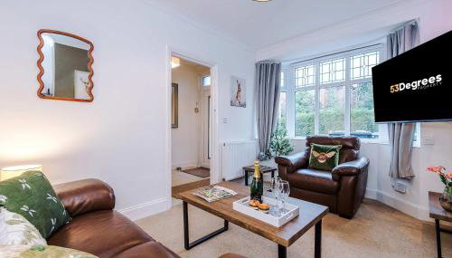 Spacious 3 Bed Home in Great Location by 53 Degrees Property - Ideal for Business with Parking - Foto 2