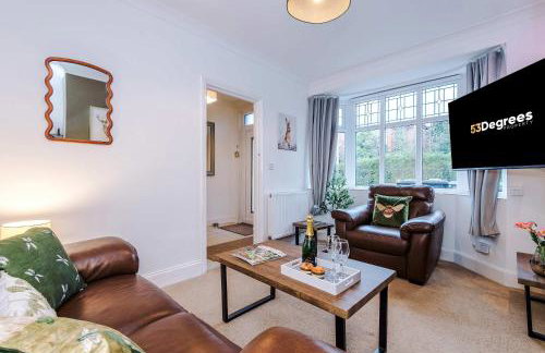 Spacious 3 Bed Home in Great Location by 53 Degrees Property - Ideal for Business with Parking - Foto 2