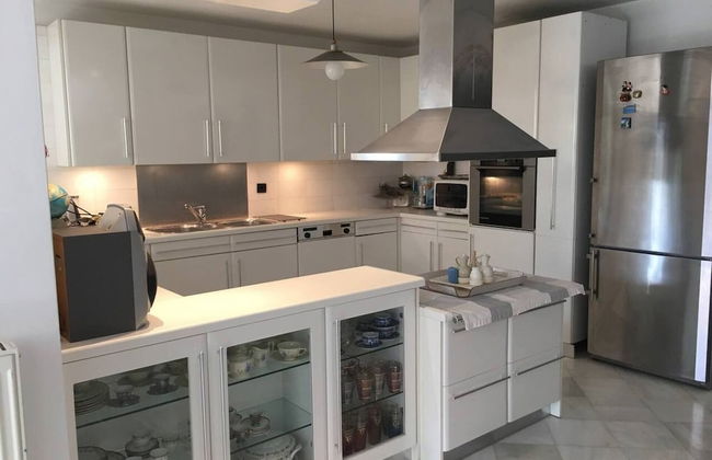 Stunning 4-bed Villa in Lagonisi Kalivia Thorikou - Photo 11