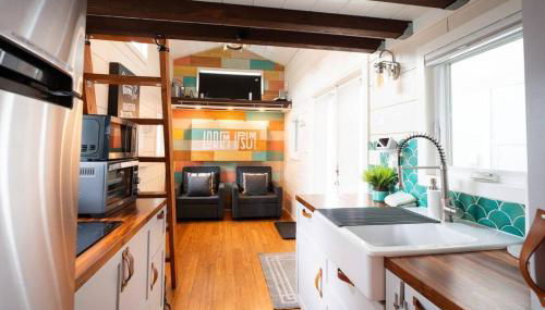 Lofted Bedroom Teal Tiny Home with Creek Views - Foto 3