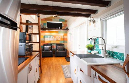 Lofted Bedroom Teal Tiny Home with Creek Views - Foto 3