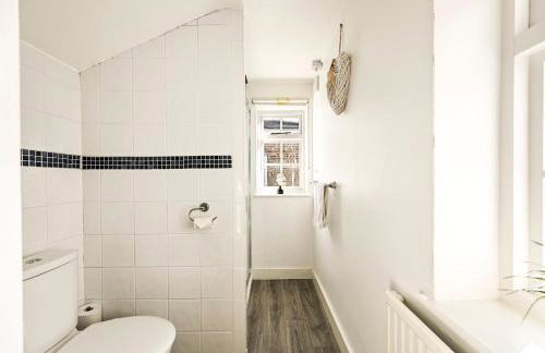 Central Canterbury Gem New Refreshed Decor Sunny Deck Outdoor Furniture FREE Parking 2BR 2BA TOP Location - Foto 22