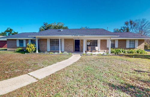 Poolside Bliss! Christian Pass Family Home with Yard - Foto 26