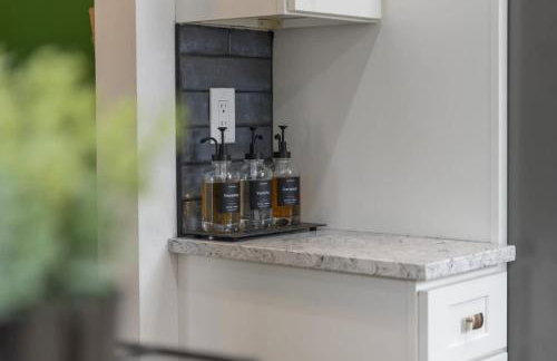 Hot Tub - Game Room - Chic & Spacious - Sleeps 10 - Foto 19