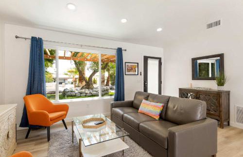 Experience Modern Luxury at Desert Hideaway - Foto 25