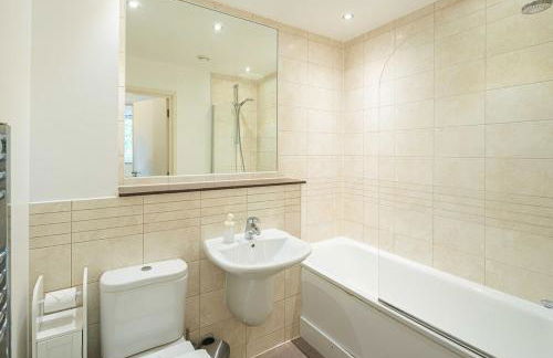 Stylish 2-Bed with Stunning View - Foto 8