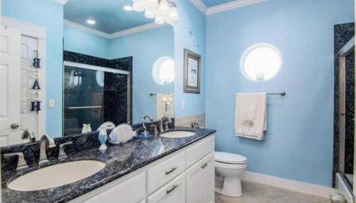 JUST LISTED Beach House Steps Away from the Beach - Foto 3