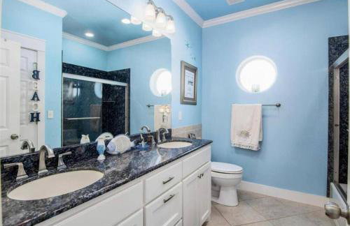 JUST LISTED Beach House Steps Away from the Beach - Foto 3