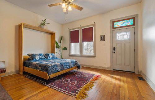 Charming City Home with Patio Fire Pit & Record Player-Family Friendly - Foto 12