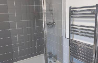 Beautiful 4-Bedroom House with Private Garden & Parking - Foto 20