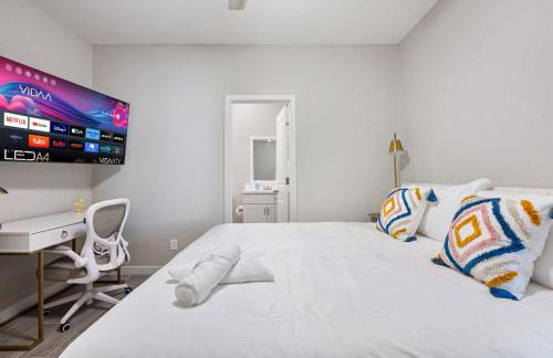 Elegant Two Bedroom Apartment with Free Parking and Plush Beds - Foto 17