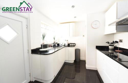 "Honeysuckle House Chester" by Greenstay Serviced Accommodation - Large 3 Bed House, Sleeps 6, Perfect For Contractors, Business Travellers, Families & Groups - Photo 6