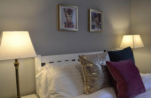 Stunning Period Townhouse with Garden, Walking Distance to Town - Photo 25