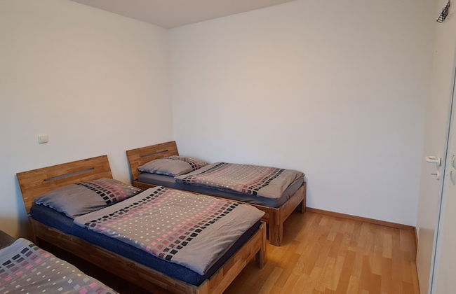 Features of Good And Night - Foto 3