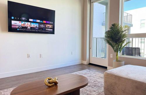 Upscale Escape 10 Min from Disneyland With Pool & Gym - Foto 49