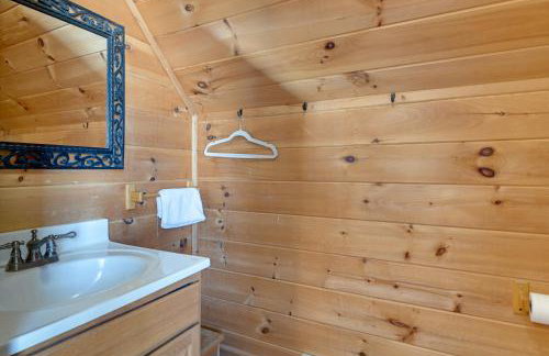 Steps From Lake George! 8-Acre Home with Dock Access - Foto 21