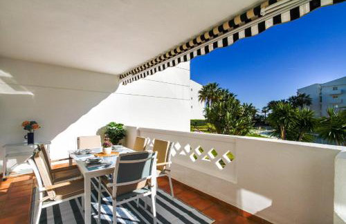 MARBELLA BANUS SUITES - Banús Playa Rocío - 3BR - 3BA - Direct Beach & Sea Access Complex - Outdoor Terrace w Garden Views - Pool - 3 Min Walk to Puerto Banús & Corte Ing Luxury Shopping - Ideal for Families - Foto 9