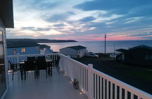 3-Bed Lodge with SeaView-Fireplace-Garden-FreeP - Photo 1